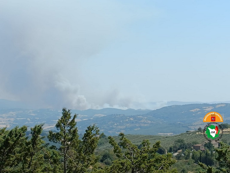 Incendio boschivo a Cinigiano, anche tre elicotteri della flotta regionale nelle operazioni di spengimento