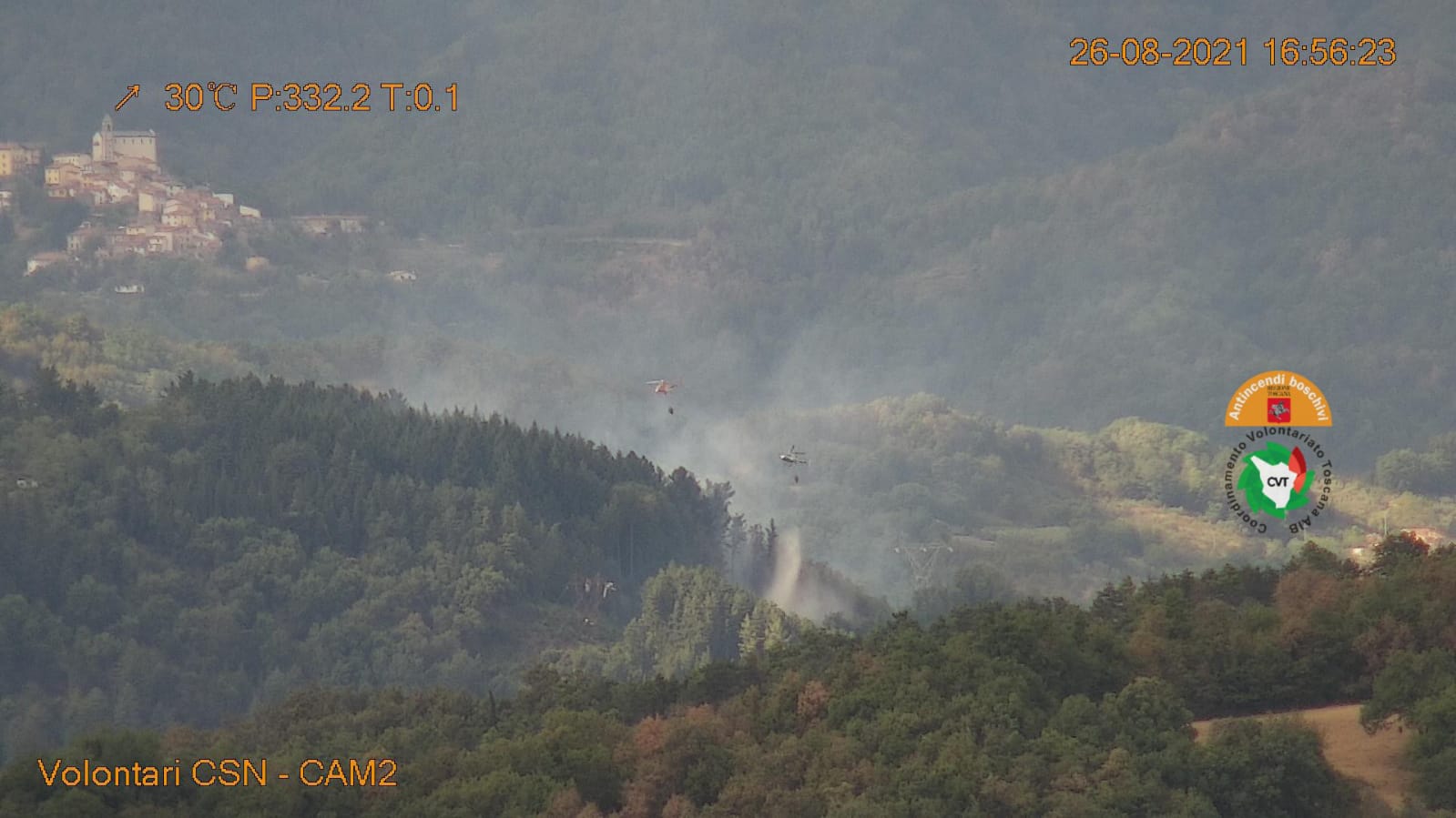 In fiamme un bosco a Cantagallo, intervenuti 3 elicotteri e 8 squadre a terra