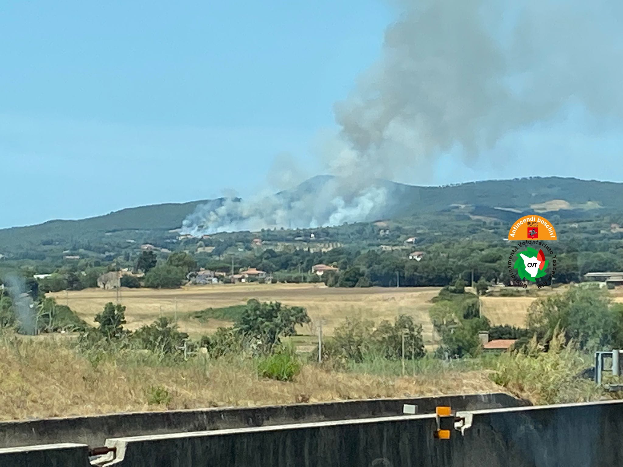 Due incendi boschivi nei comuni di Manciano (Gr) e Rosignano (Li)