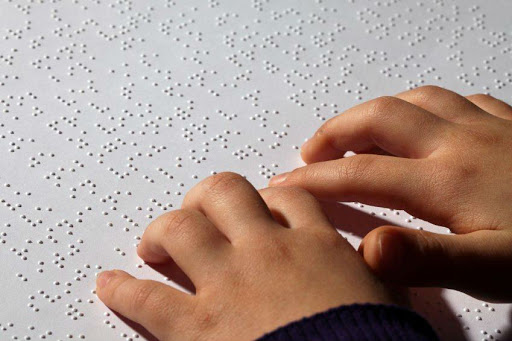 Scuola, da lunedì bambini e ragazzi non vedenti con tutti i libri di testo in braille