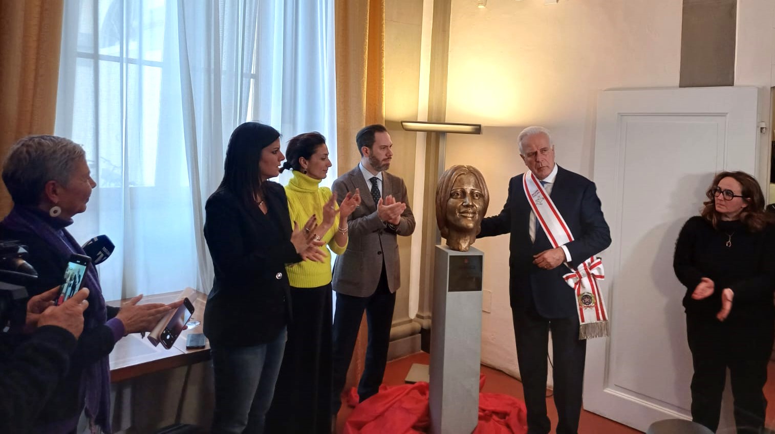 “I am Mahsa”, inaugurata la scultura in onore della donna simbolo della protesta iraniana