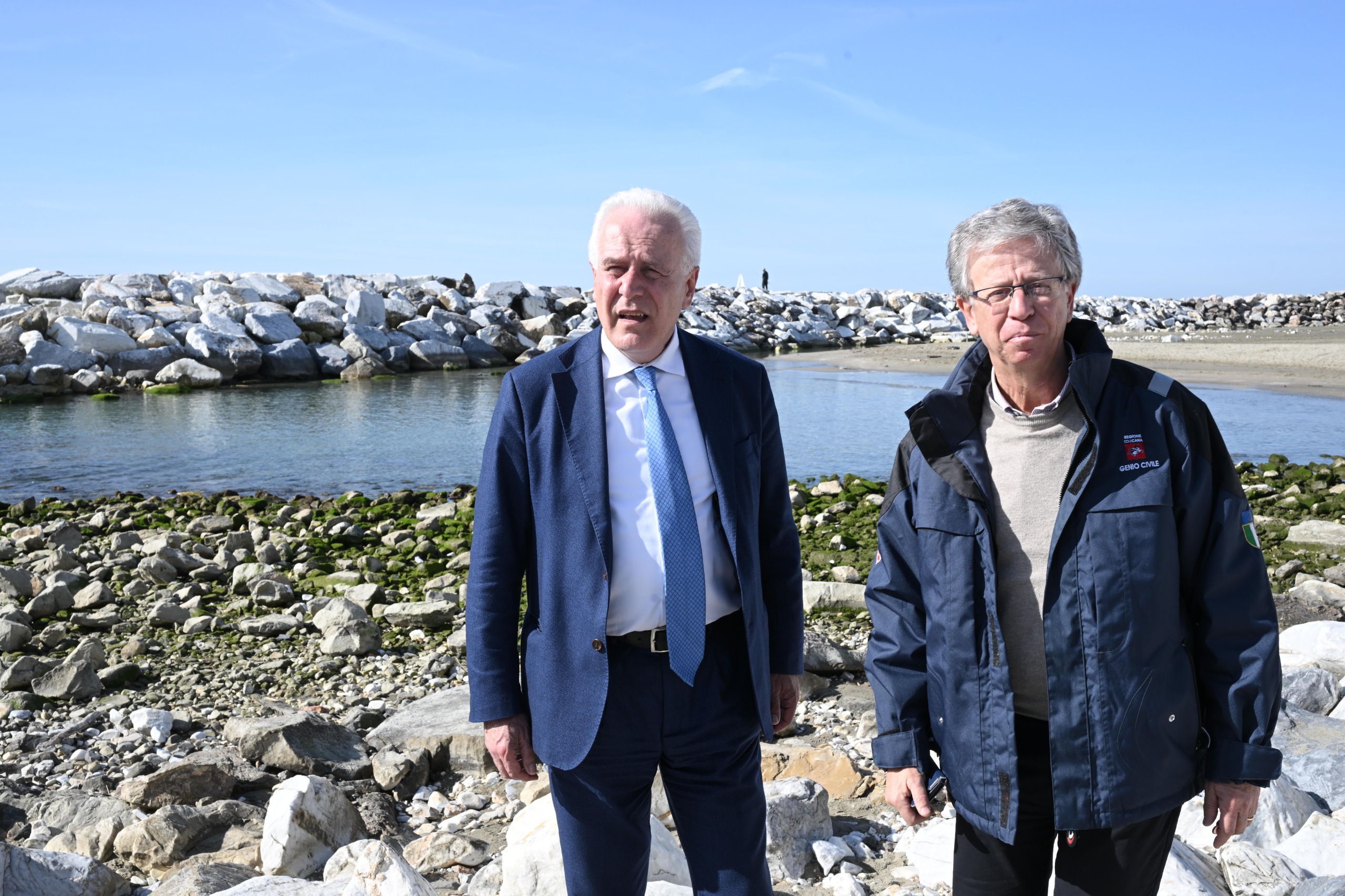 Rinforzo delle scogliere, sopralluogo di Giani a Marina di Pisa