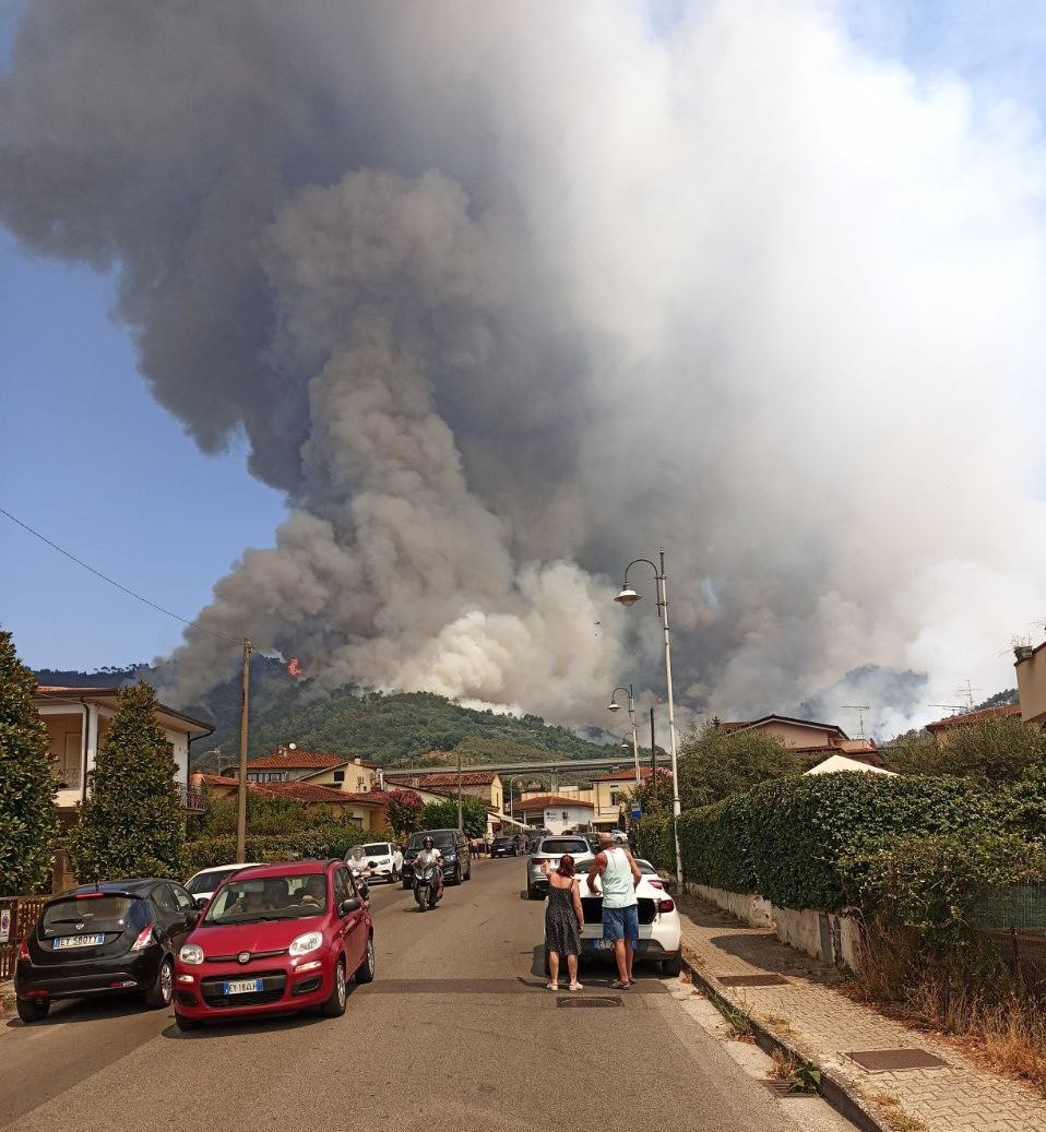 Incendio boschivo in Versilia, vicepresidente Saccardi segue operazioni da sala operativa