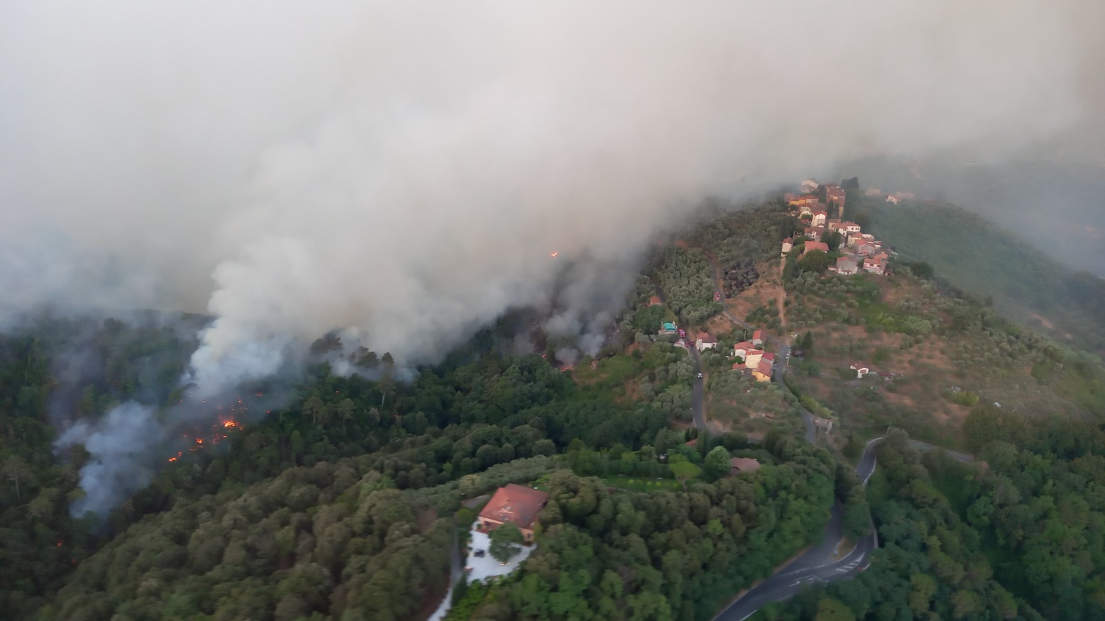 Incendio Massarosa sotto controllo per il 70 per cento. Ancora preoccupazione per il vento