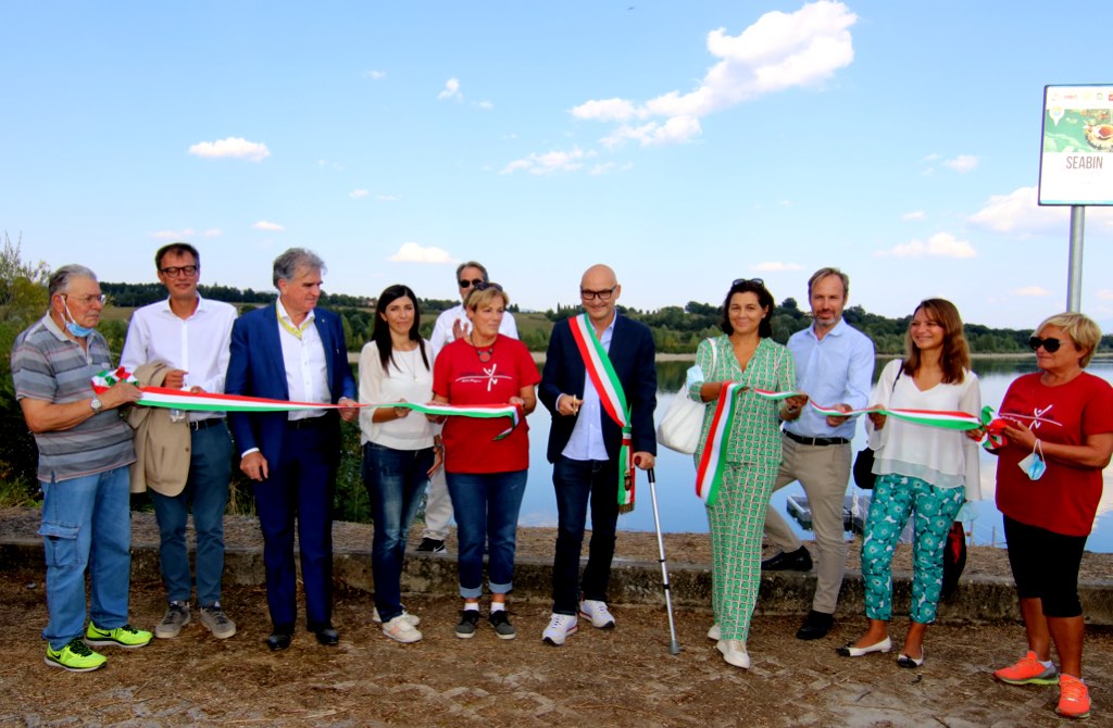 Ambiente, nel lago di Bilancino arriva il cestino che cattura le microplastiche