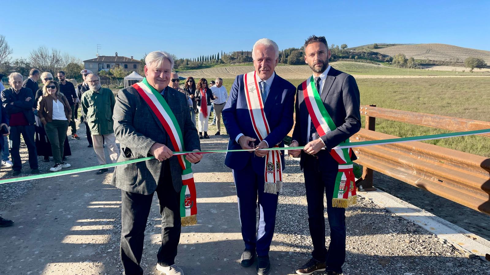 Nuovo ponte sul torrente Causa tra Monteroni d'Arbia e Asciano, Giani all'inaugurazione 