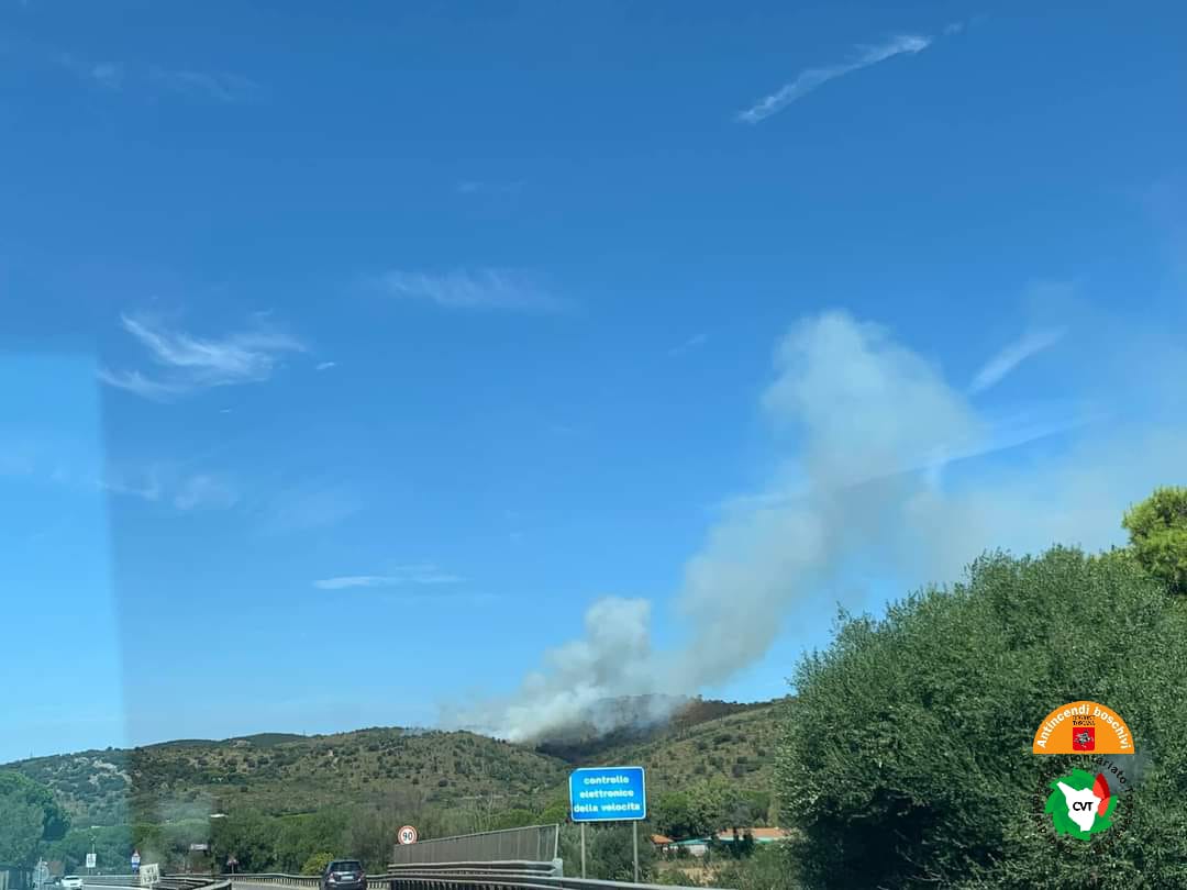 Orbetello, a fuoco la macchia mediterranea a Torre Vecchia