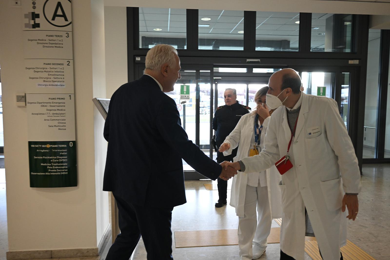 Giani all’ospedale di Prato: “Comprimere spese per tutelare servizi ai cittadini”