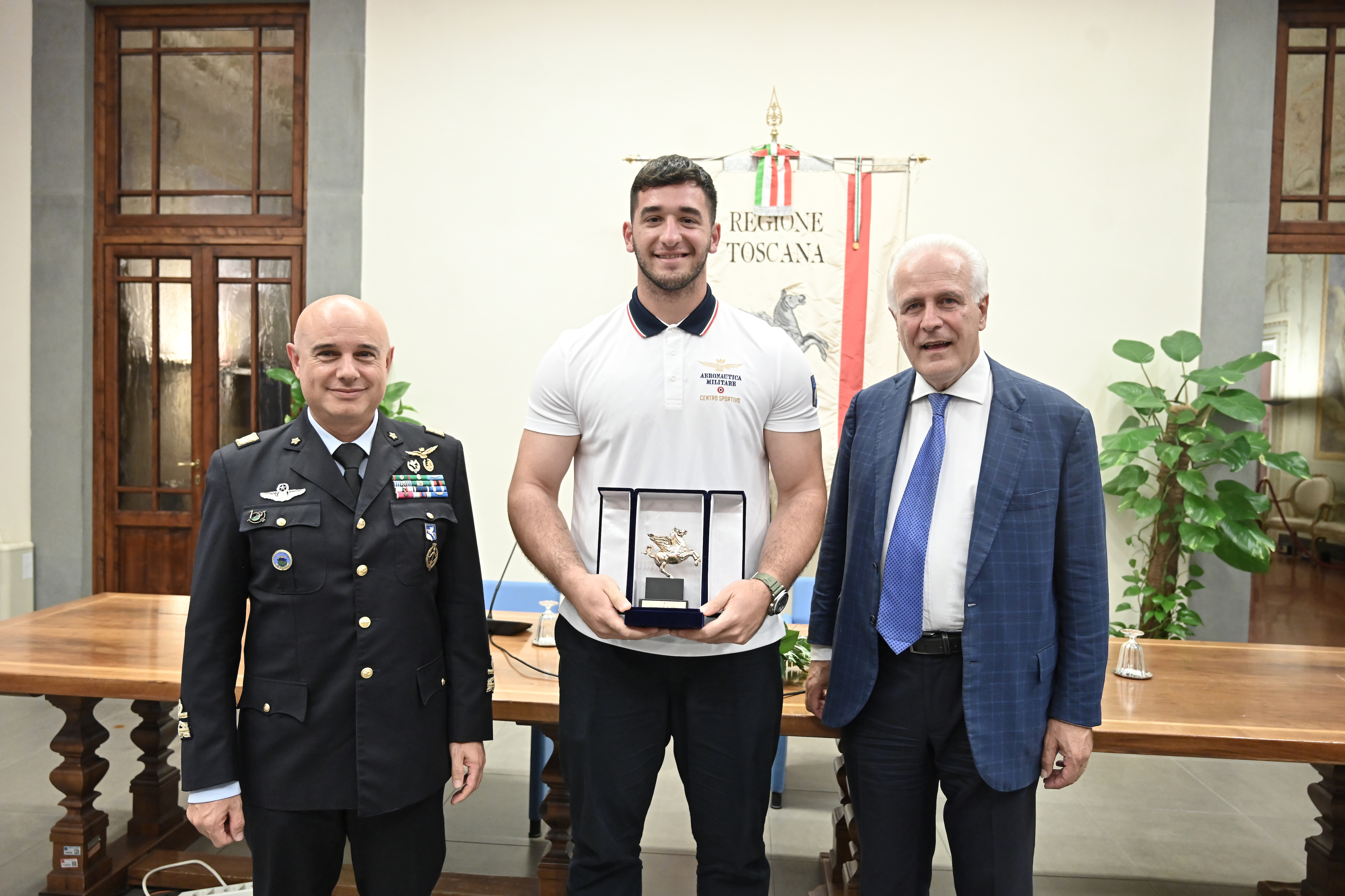 Il presidente Giani consegna il Pegaso d’oro al pesista Leonardo Fabbri