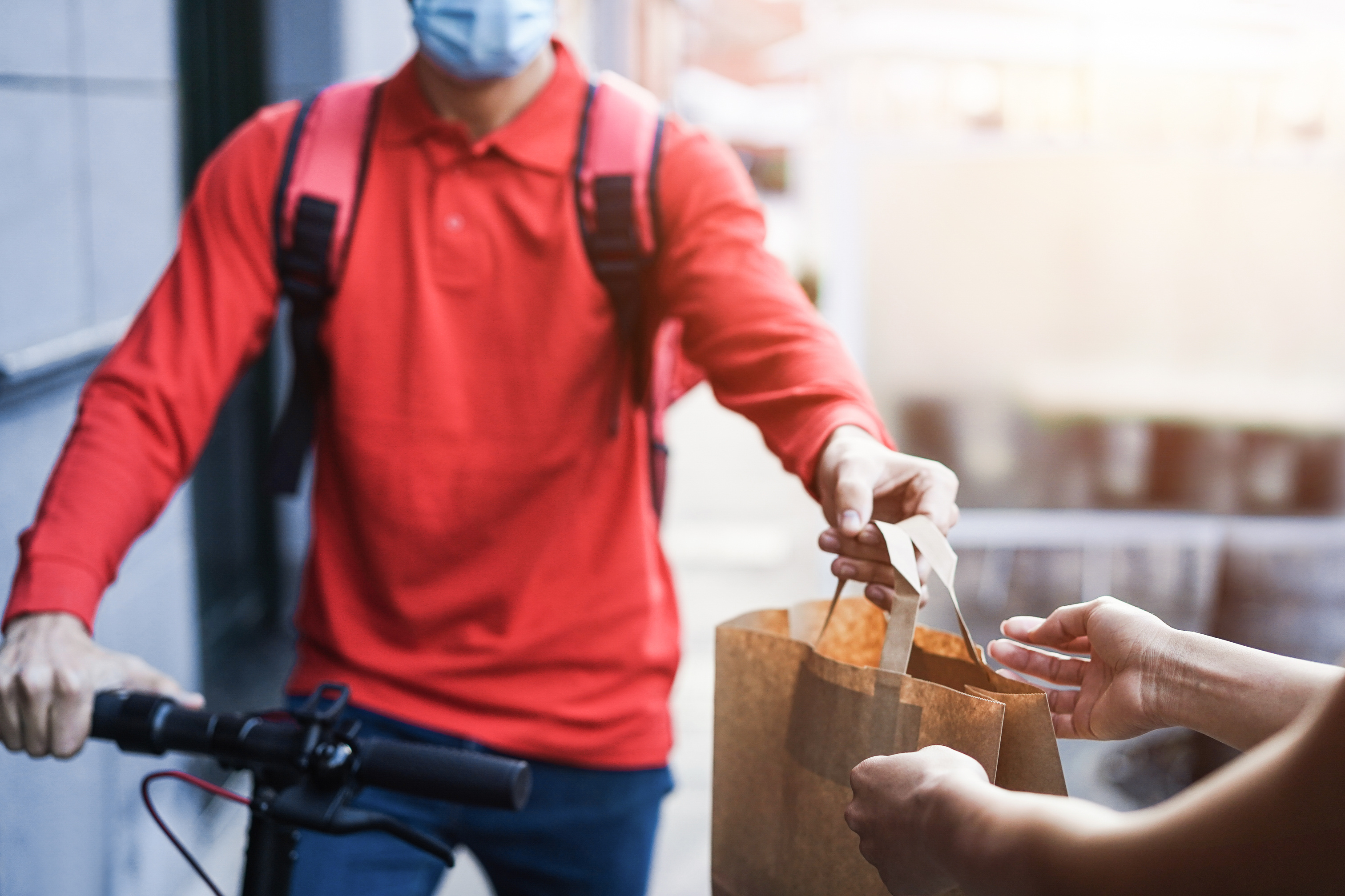 Lavoratori riders, approvato il documento tecnico per la loro tutela e sicurezza