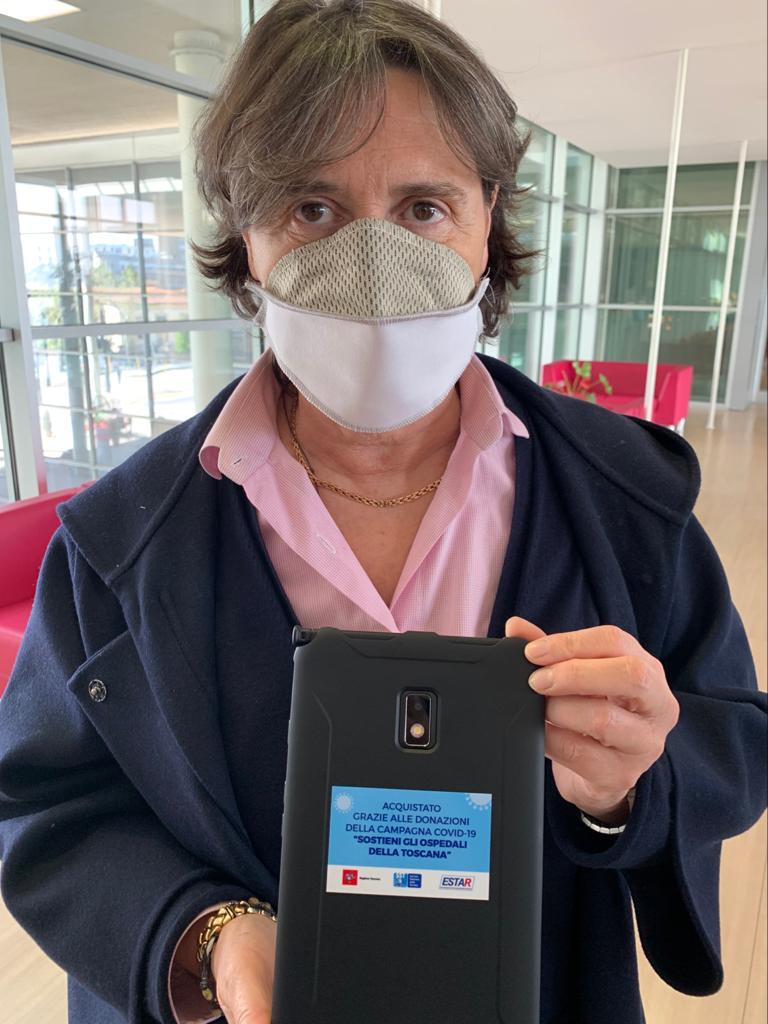 Cinquanta tablet nei reparti ospedalieri Covid-19: Saccardi consegna i primi a Careggi