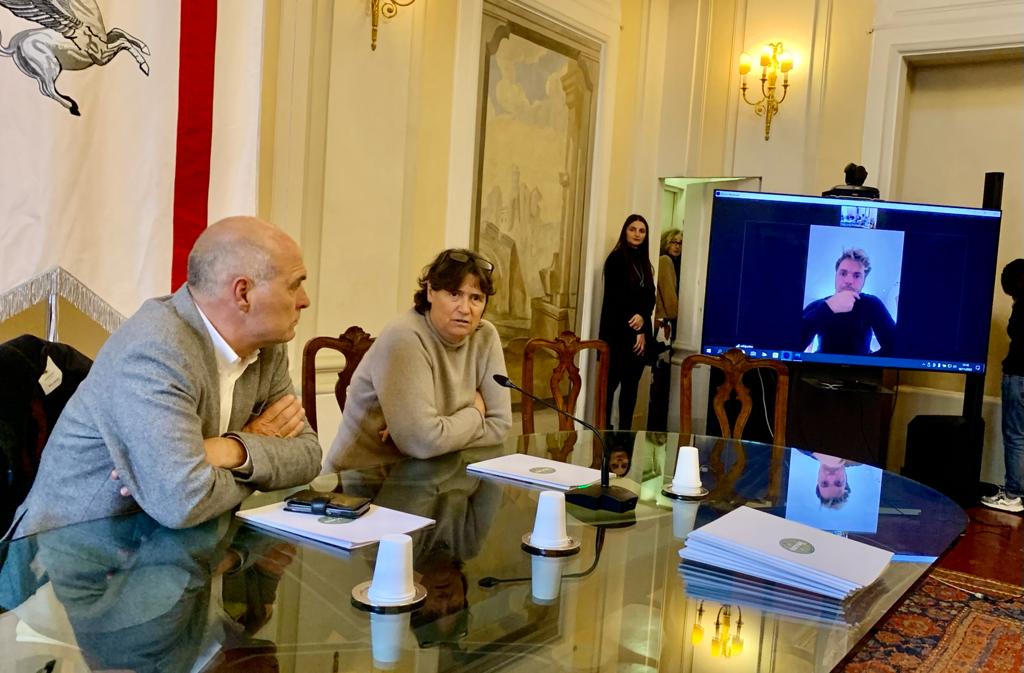 L’olio IGP si tinge di rosa, testimonial al femminile per la Toscana di qualità