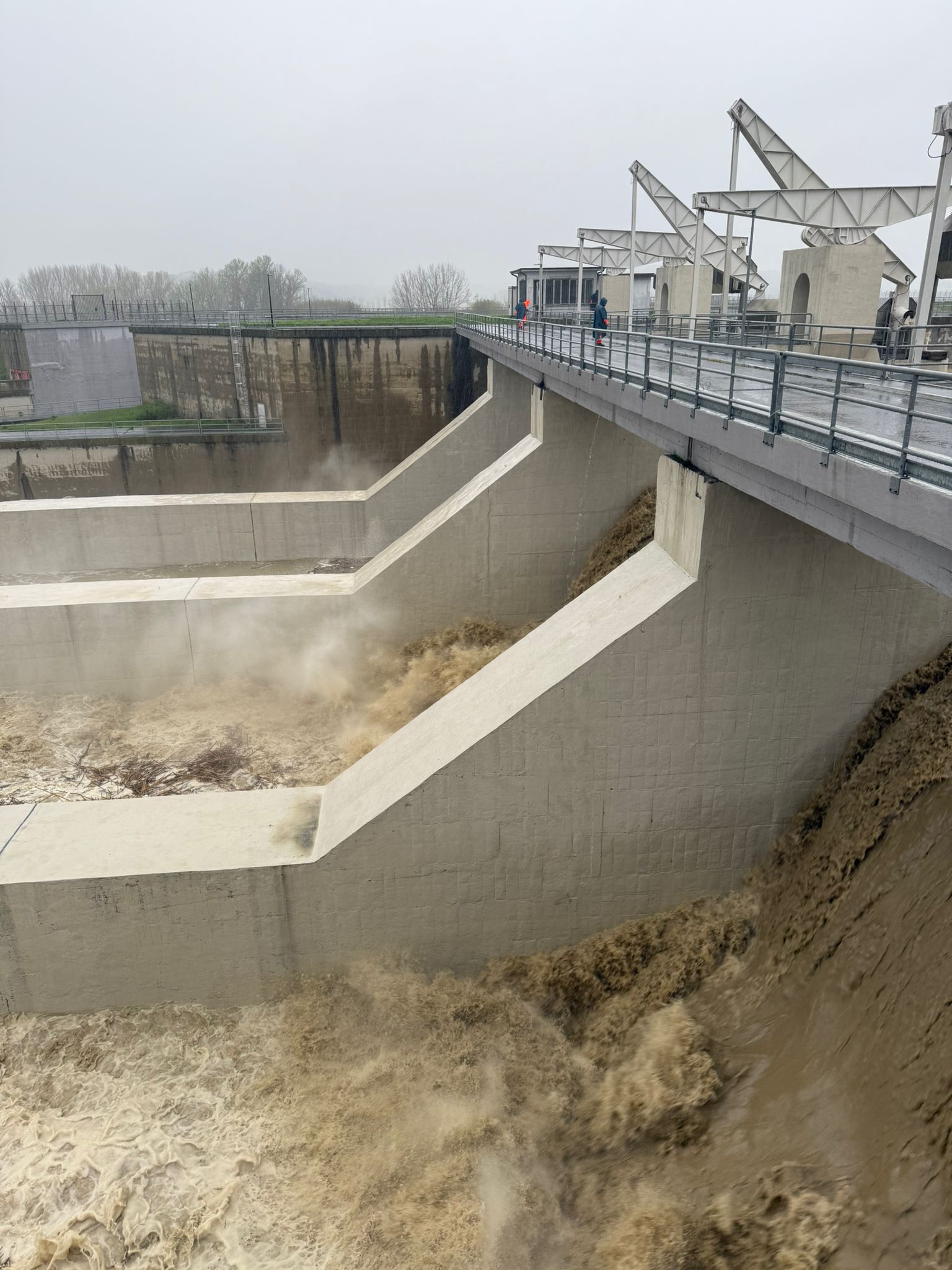 Arno, aperto lo scolmatore a Pontedera. Aperte anche casse di laminazione di Roffia
