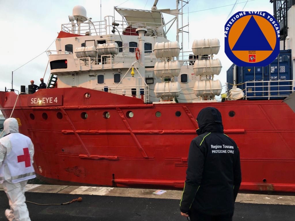 La Sea Eye 4 in porto a Livorno con 108 migranti, 13 sono minori non accompagnati