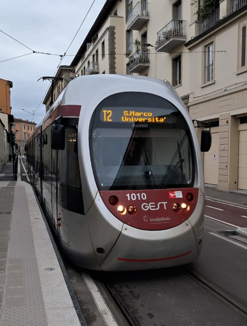 La tranvia si allunga all’interno del centro storico di Firenze