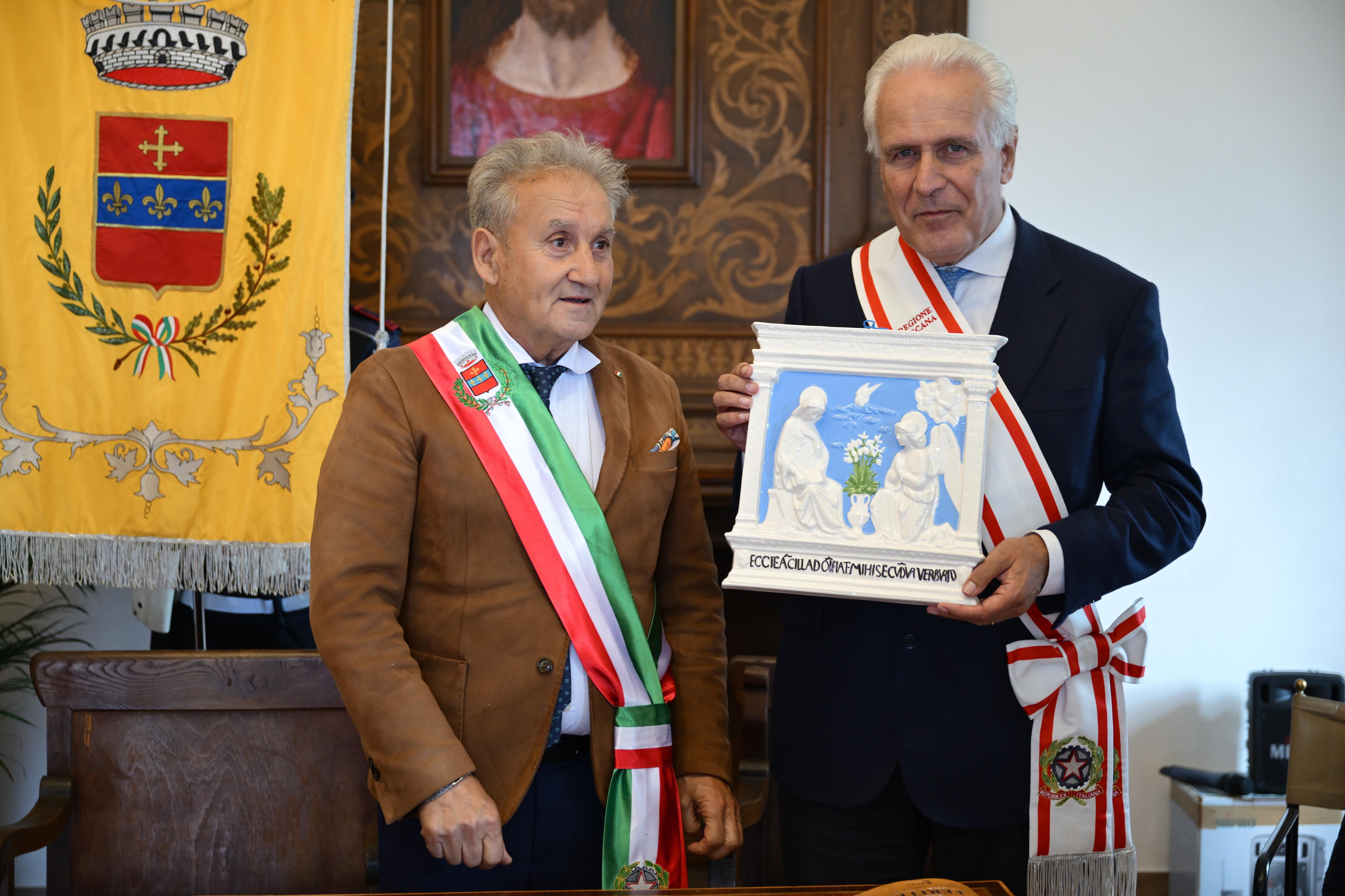 Festa di San Francesco, Giani a La Verna riceve un riconoscimento dal Comune di Chiusi