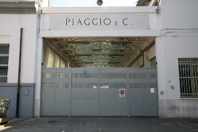 Ex lavoratrici Piaggio in protesta a Pontedera, la Regione: