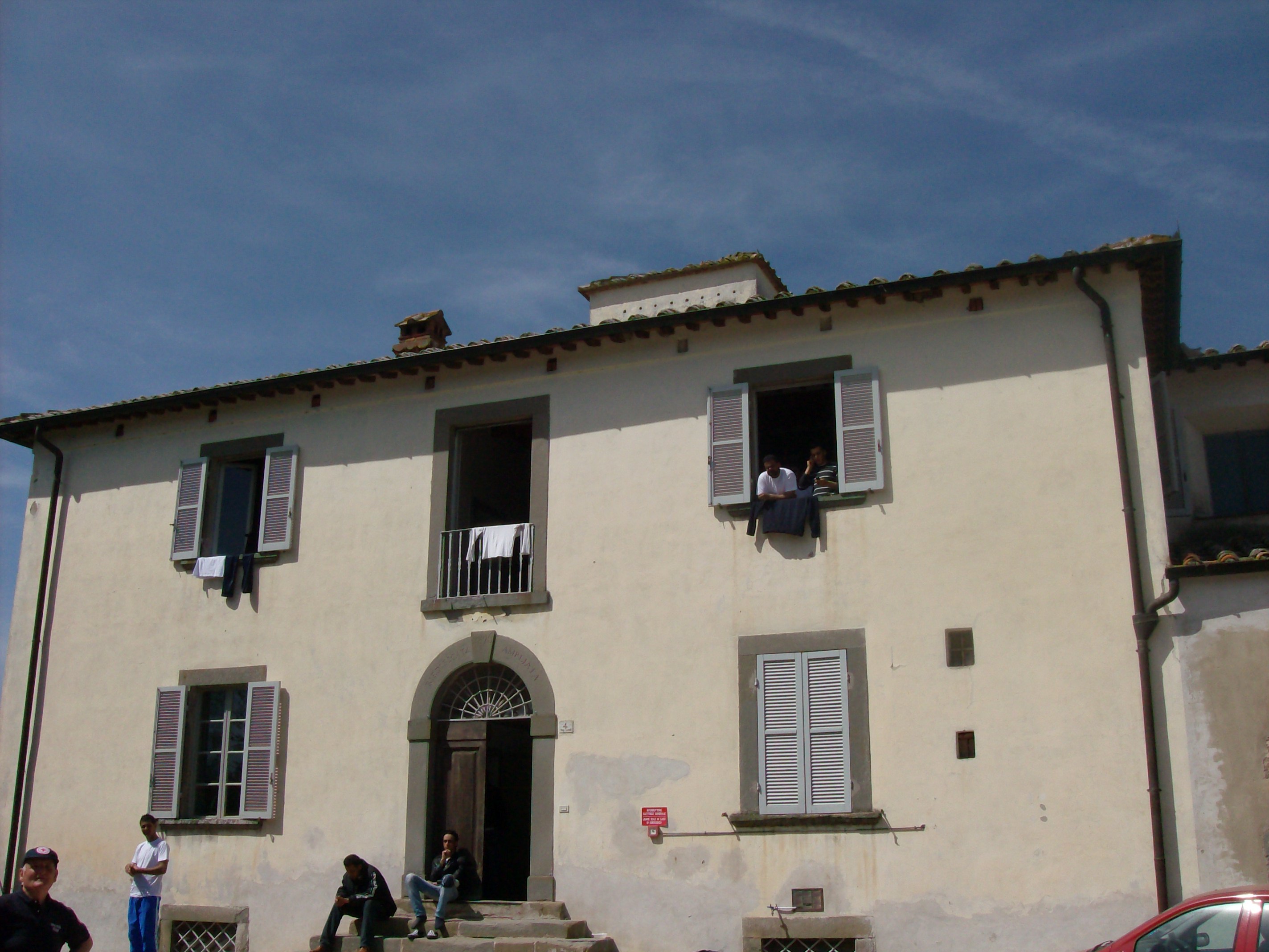 Palazzuolo (Ar), 50 in canonica. Lavano e puliscono, sognano un lavoro