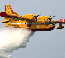Incendio sul Monte Argentario, c'è anche un Canadair con i due elicotteri regionali