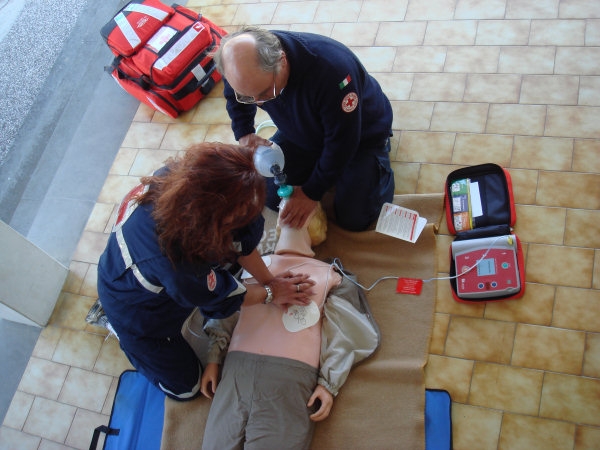Contro l'arresto cardiaco, un defibrillatore su ogni ambulanza