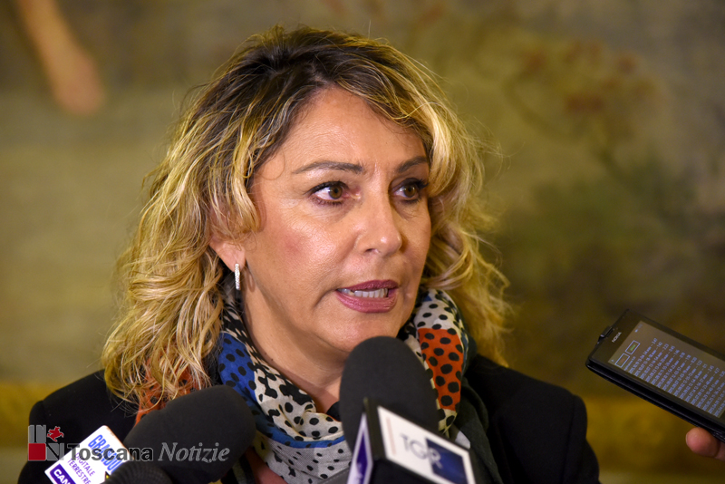 Istruzione, l'assessore Grieco consegna la Costituzione ad alunni livornesi