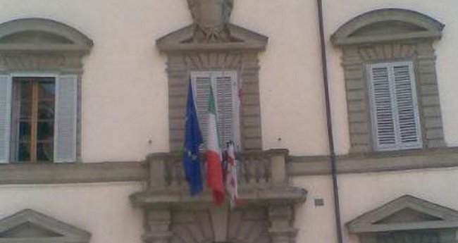 Strage di Brindisi, bandiera della Toscana listata a lutto