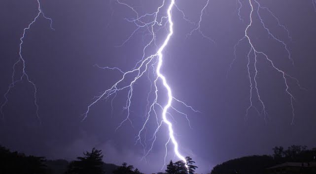 Allerta meteo sulla costa, forti temporali attesi tra domenica e lunedì