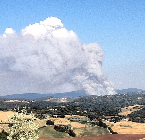 Collalto, incendio ancora attivo. Evacuati in via precauzionale 21 abitanti dei poderi della zona