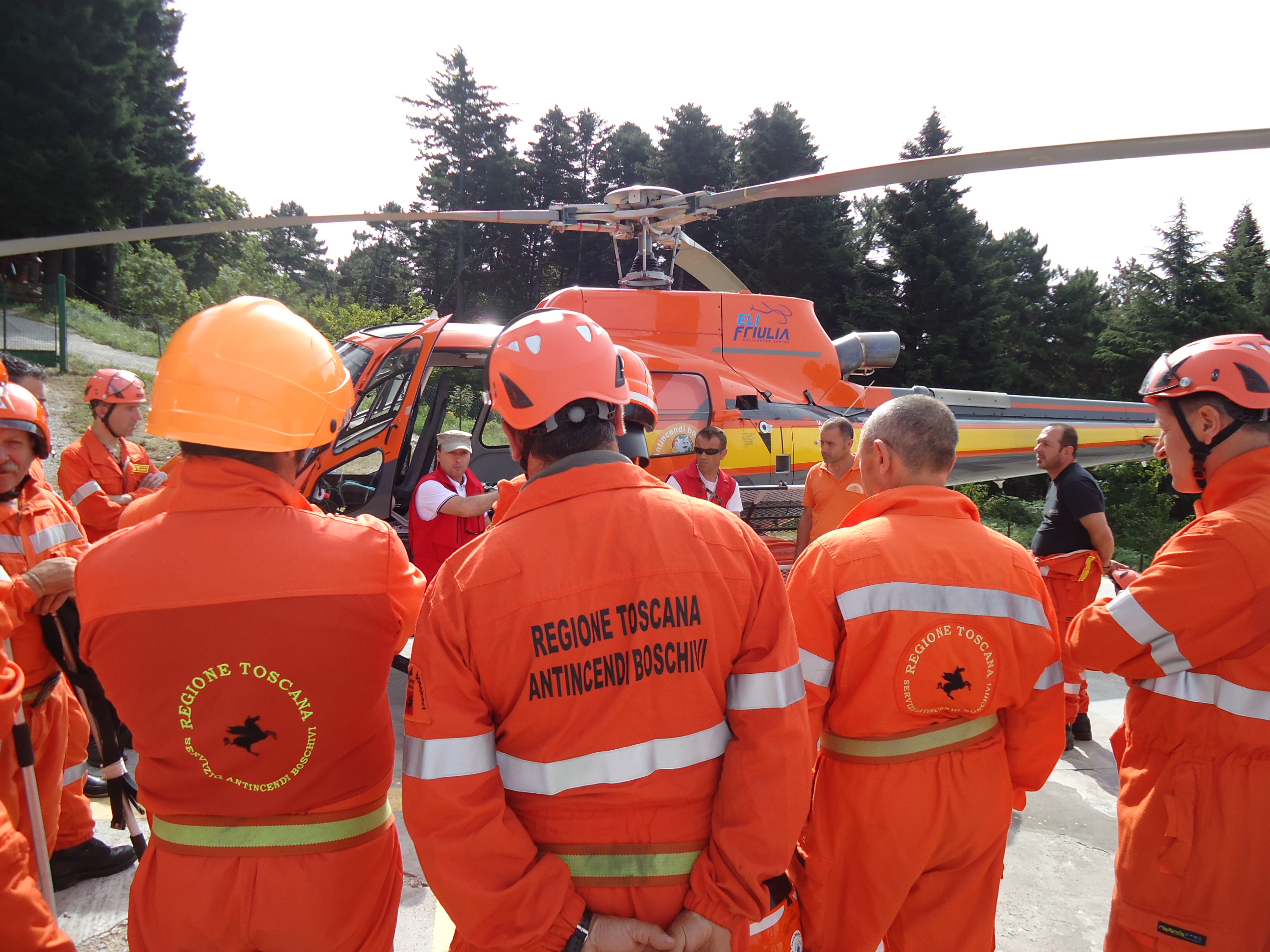 Incendi in lucchesia e Mugello, intervenuti gli elicotteri regionali