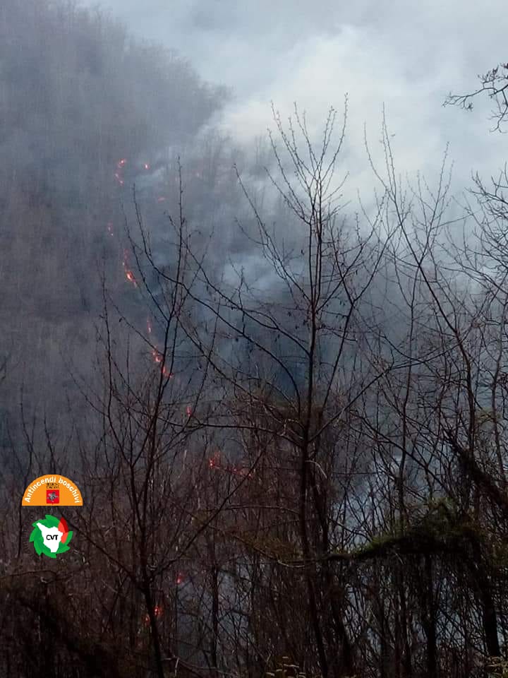 Due incendi a Bagni di Lucca: sul posto due Canadair e due elicotteri