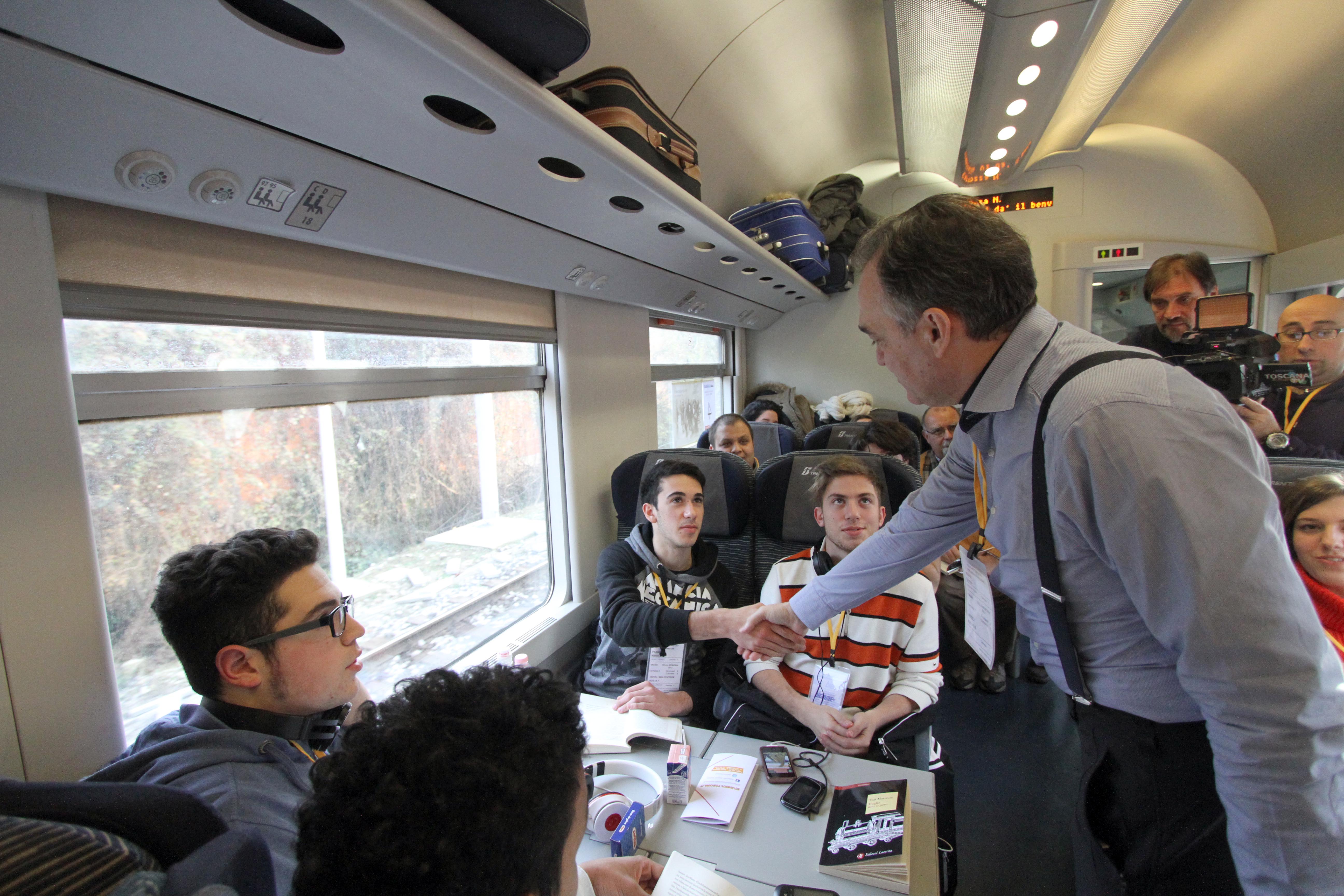 Ragazzi al lavoro sul treno della memoria. Il presidente della Toscana ringrazia gli insegnanti