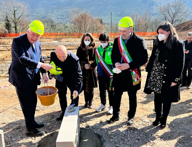 Posa della prima pietra per la nuova scuola media a Calci (Pi), Giani: