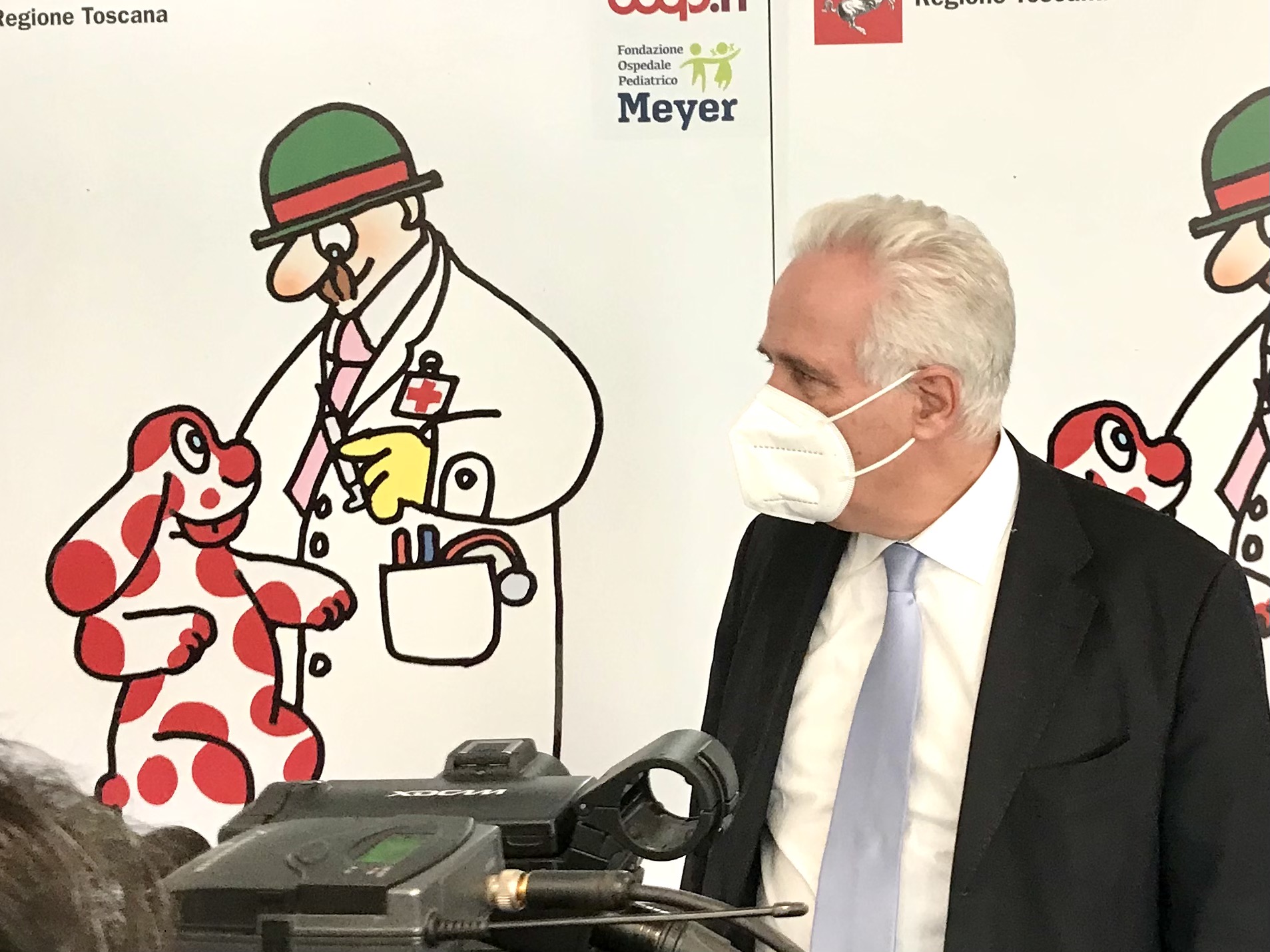 Vaccini, il camper va davanti alle scuole. Giani: 