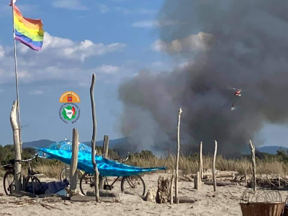 Incendio a Torre del Lago. Sotto controllo le fiamme tra i boschi di Reggello
