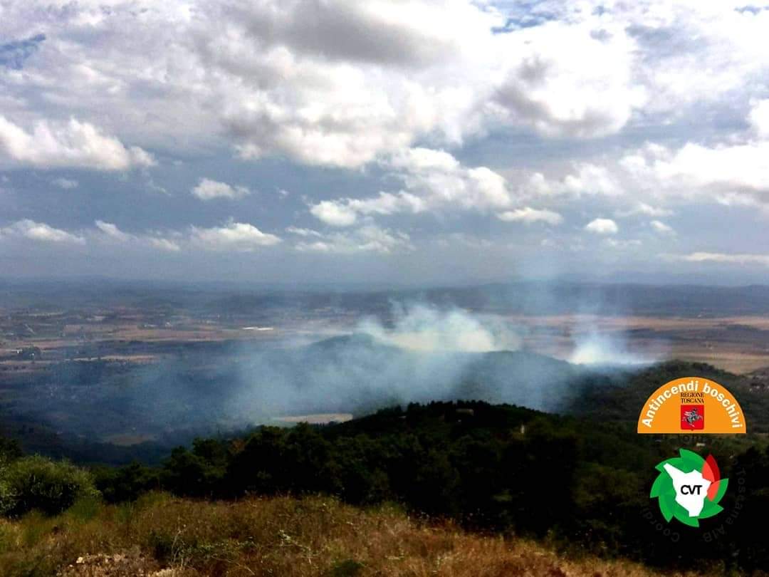 Incendio boschivo a Campiglia, due elicotteri regionali sul posto 
