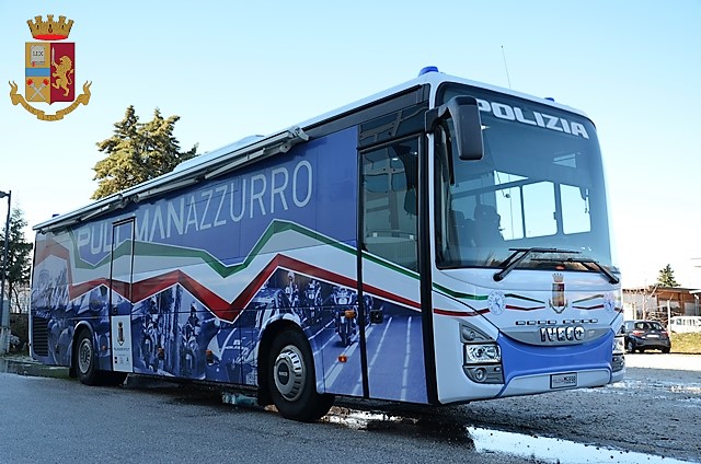 Immagine Con il Next Generation Fest il Pullman Azzurro della Polizia per guidare sicuri