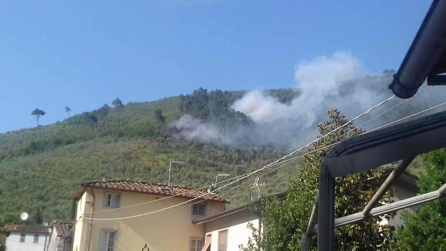Incendio a Montecastellaccio, comune di Capannori, impegnati i due elicotteri della Regione