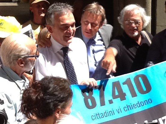 Cave, consegnate a Rossi 87.410 firme per salvare le Apuane