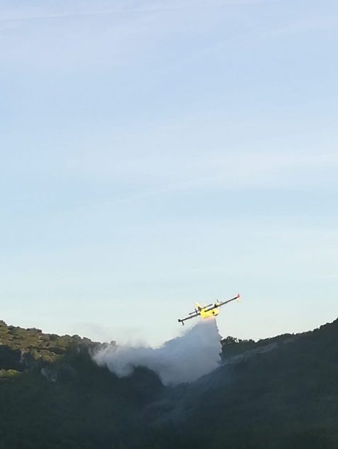 Incendio a Borgo a Buggiano, brucia un bosco. Sul posto 3 elicotteri e un mezzo nazionale da Calci