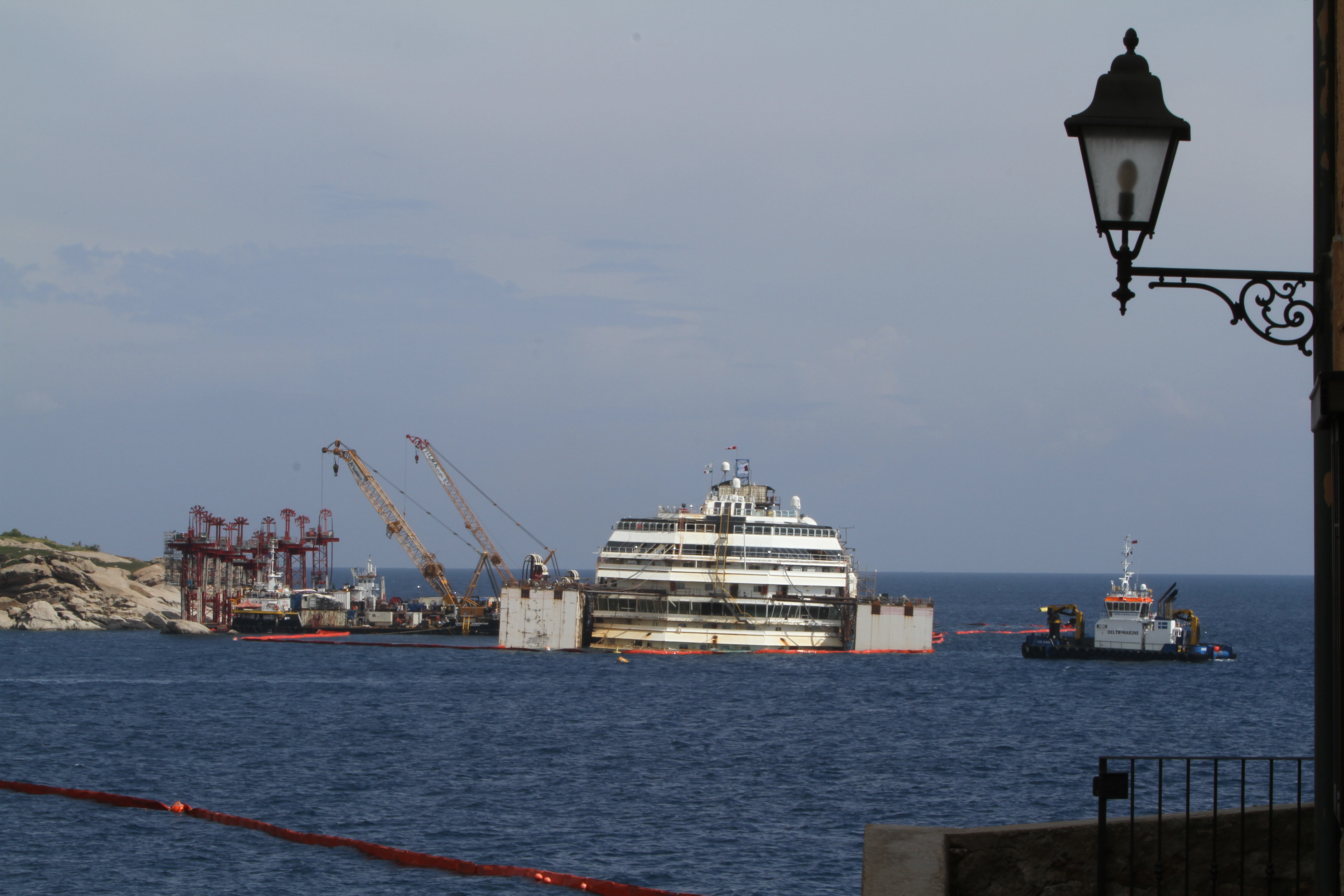 Rigalleggiamento Concordia: staccata dal fondo sta in equilibrio