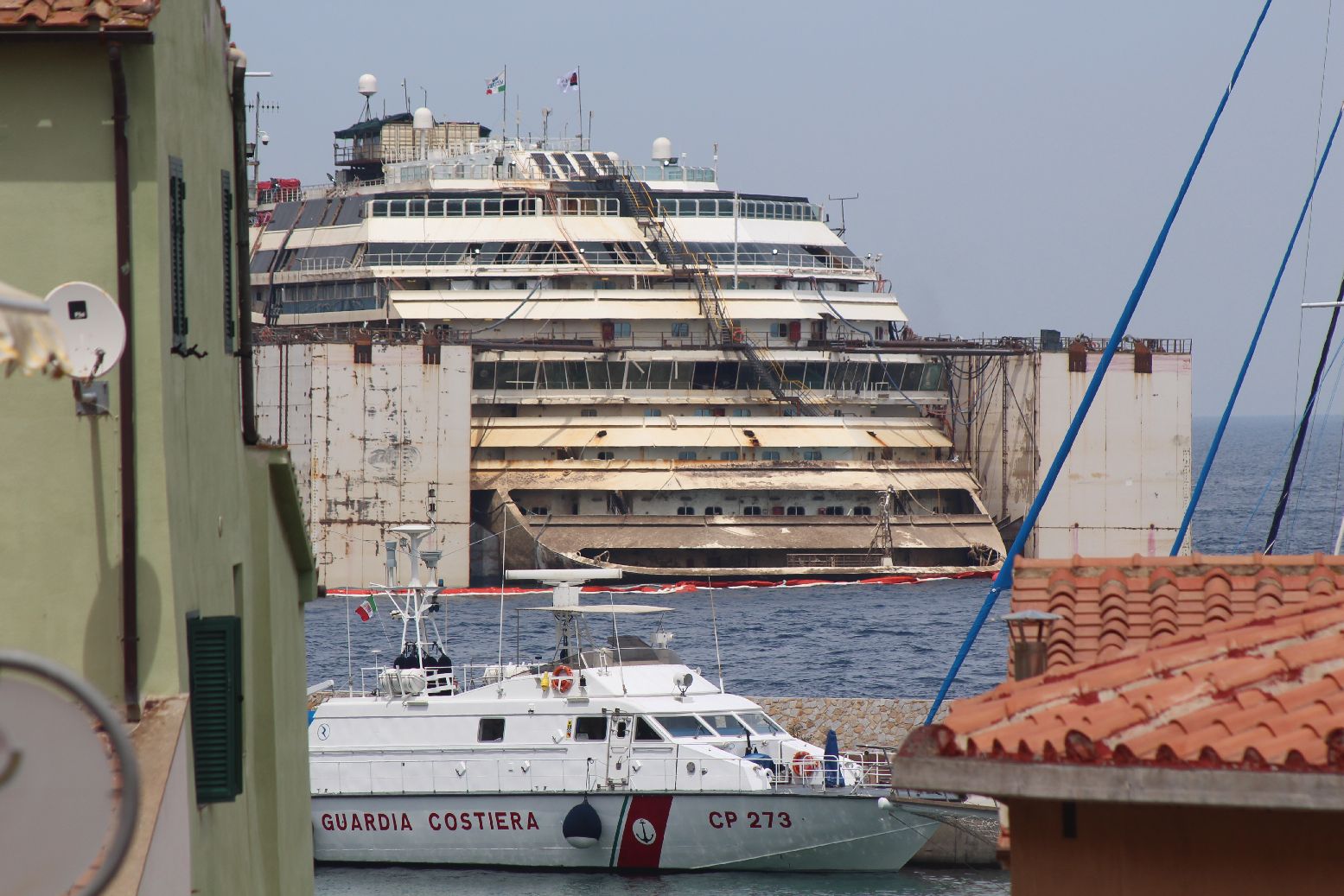 Concordia, mancano solo tre metri. Si lavora, nonostante il forte vento