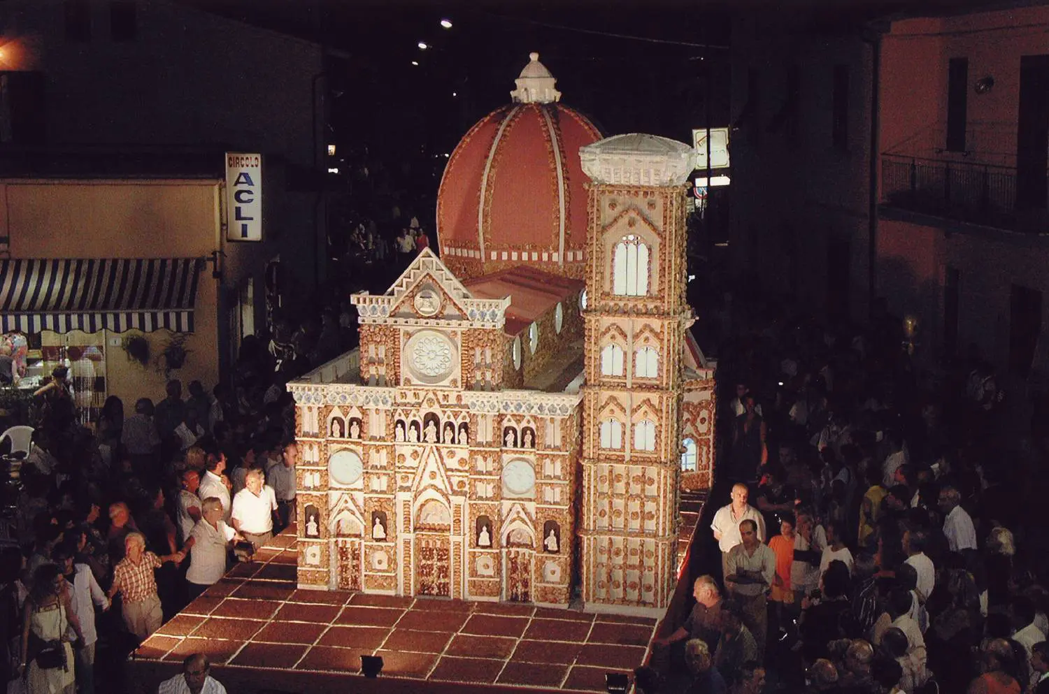 Feste, la Sagra del Bignè omaggia la Regione, sfila ‘mega-dolce’ che riproduce il Pegaso