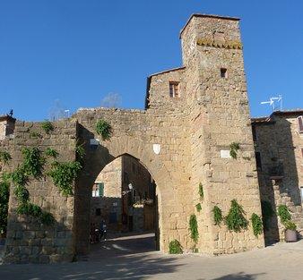La Regione finanzia il restauro delle mura di Monticchiello