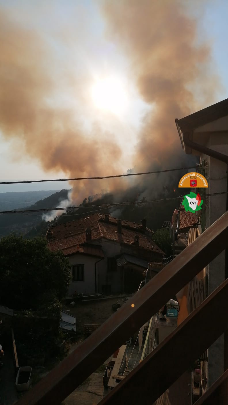Fiamme a Montignoso, quattro elicotteri e due aerei: incendio sotto controllo e in bonifica 
