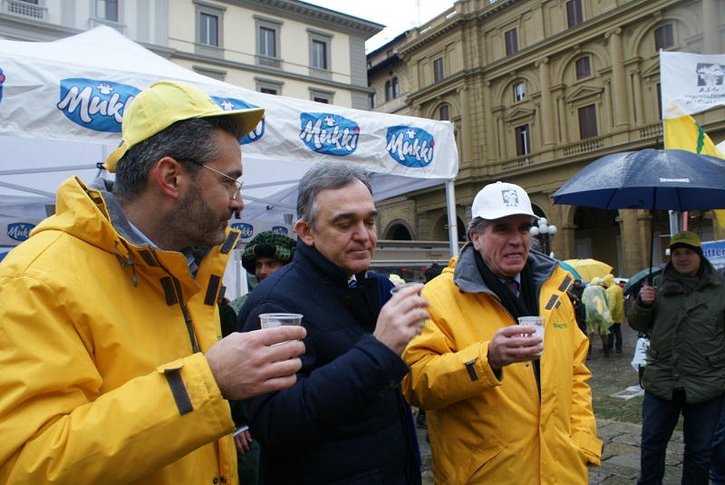 Rossi in piazza con gli allevatori: