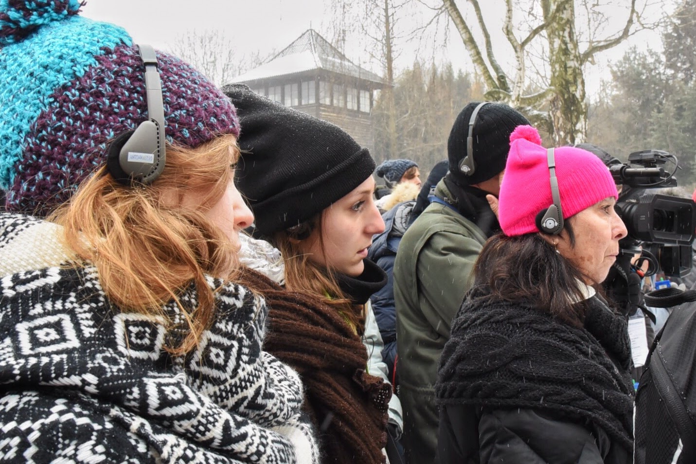 Treno della Memoria, ad Auschwitz i ragazzi depongono una corona in memoria delle vittime
