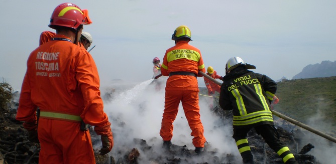 Incendi, bruciano i boschi di Crasciana, nel comune di bagni di Lucca. In azione due elicotteri