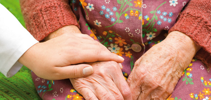 Vaccini anti Covid a domicilio di persone anziane, è una truffa