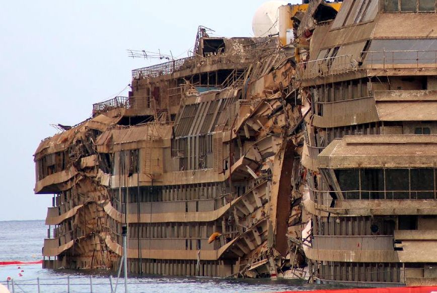 Concordia, le immagini della nave raddrizzata